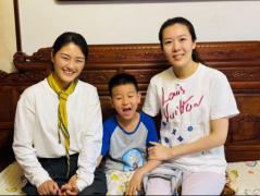 不正在顿时游玩打闹；配合书写更多温暖章